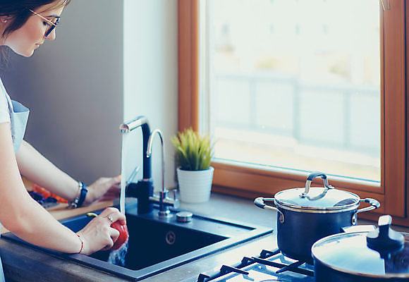 포토 JPG 해외이미지 백인 라이프스타일 손 여자 음료 음식 컨셉 잎 다이어트 채소 부분 주택 실내 건강 한명 사람 성인 내부 물 주방 활발 샐러드 마시기 기구 신선 그룹 변화 선택 씻기 빨래 먹기 오브젝트 준비 유기농 후추 멀티 해외포토 자연요소 서양인 식물 1 웰빙 가사 모션 건물 생활 신체부위 청결 향신료 파일형식 이미지허브