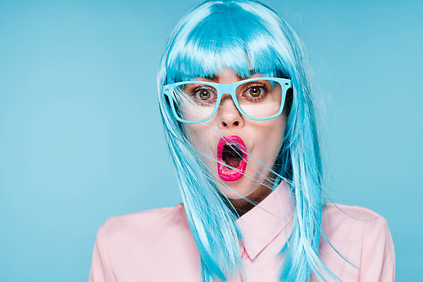 포토 JPG 해외이미지 여자 하늘색 입벌림 한명 상반신 성인 앞모습 놀람 가발 성인여자한명만 안경낌 힙스터 해외포토 1 패션 감정 안경 뷰포인트 표정 사람 파란색 여자한명만 성인여자만 파일형식 이미지허브