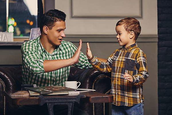 포토 JPG 해외이미지 백인 남자 아들 어린이 함께함 실내 소년 상반신 성인 두명 앞모습 옆모습 아빠 즐거움 하이파이브 남자만 해외포토 서양인 감정 뷰포인트 컨셉 가족 사람 손짓 내부 파일형식 이미지허브