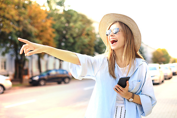 포토 JPG 해외이미지 주간 여자 한명 웃음 성인 야외 아웃포커스 스마트폰 선글라스 손들기 가리킴 성인여자한명만 해외포토 자연요소 1 안경 모션 촬영기법 표정 사람 손짓 핸드폰 스마트기기 여자한명만 성인여자만 파일형식 이미지허브