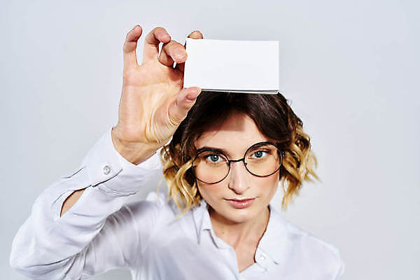 포토 JPG 해외이미지 서양인 여자 명함 프레임 한명 미소 들기 상반신 성인 앞모습 사각형 집중 보여주기 주목 성인여자한명만 해외포토 도형 외국인 1 뷰포인트 컨셉 모션 표정 사람 여자한명만 성인여자만 파일형식 이미지허브