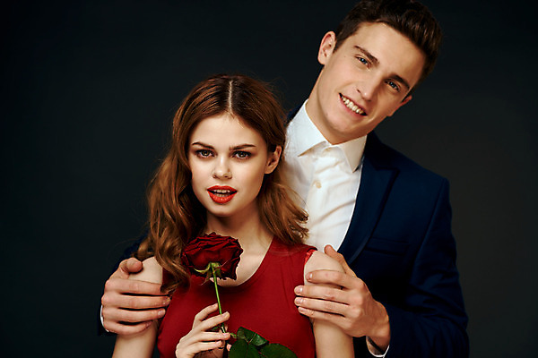 포토 JPG 해외이미지 백인 커플 여자 남자 포옹 들기 상반신 성인 두명 장미 낭만 우아함 성인만 해외포토 서양인 꽃 컨셉 관계 안기 모션 사람 파일형식 이미지허브