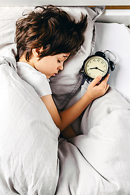 포토 JPG 해외이미지 백인 1 손 어린이 남학생 시계 학교 아침 한명 사람 소년 일상 세로 소리 침실 꿈 이불 흰색 침대 반지 잡기 시간 잠 클래식 복고 낮잠 공포 7 거짓말 경보 스타일 해외포토 주간 서양인 학생 교육 남자 컬러 가구 컨셉 장신구 침구 모션 라이프 신체부위 숫자 파일형식 이미지허브