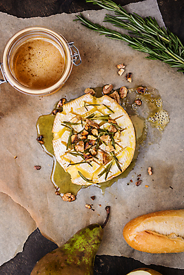 포토 JPG 해외이미지 치즈 실내 사람없음 하이앵글 견과류 까망베르치즈 종이호일 치즈구이 해외포토 뷰포인트 유제품 내부 구이 파일형식 이미지허브