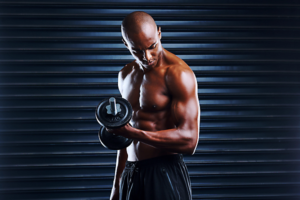 포토 JPG 해외이미지 남자 흑인 실내 한명 들기 상반신 20대 성인 옆모습 어둠 아령 근육질 성인남자한명만 해외포토 서양인 1 뷰포인트 모션 근육 사람 청년 내부 몸매 남자한명만 성인남자만 파일형식 이미지허브