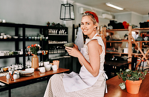 포토 JPG 해외이미지 전신 접시 응시 여자 행복 화분 화초 꽃다발 선반 한명 들기 성인 옆모습 컵 꽃병 도자기 뒤돌아보기 작업실 책상 걸터앉기 도예가 성인여자한명만 해외포토 식물 직업 1 식기 시선 꽃 감정 뷰포인트 가구 모션 사람 앉기 여자한명만 성인여자만 파일형식 이미지허브