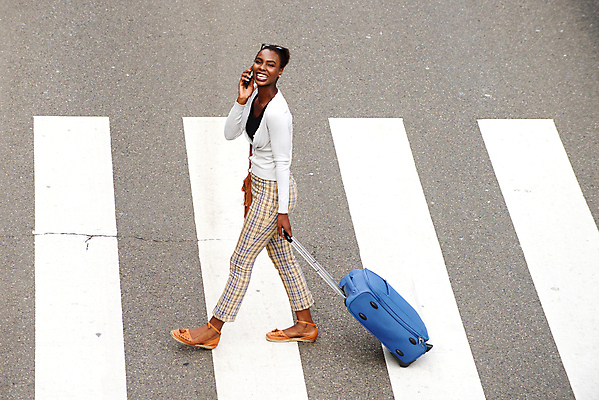 포토 JPG 해외이미지 모델 1 라이프스타일 응시 여자 여행 백그라운드 신체 가방 모바일 거리 대화 한명 미소 사람 성인 옆모습 스마트폰 유행 우주 여행가방 검은색 듣기 짐 잡기 도시 당기기 시원함 전화기 가득함 스마트 길이 건너기 해외포토 시선 잡화 뷰포인트 컬러 컨셉 모션 표정 말하기 생활 핸드폰 스마트기기 파일형식 이미지허브