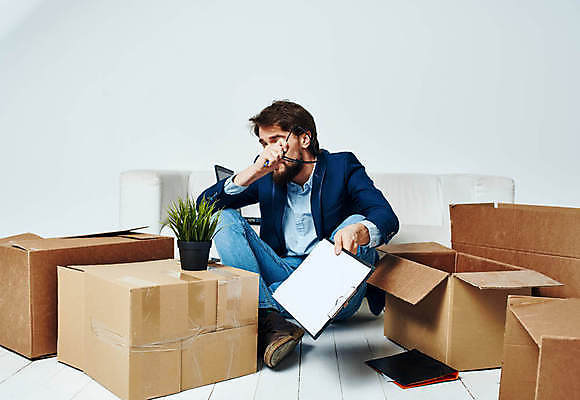 포토 JPG 해외이미지 전신 백인 남자 안경 실내 한명 들기 앉기 성인 앞모습 상자 소파 비즈니스맨 이사 이삿짐 짐싸기 서류판 성인남자한명만 해외포토 서양인 1 잡화 뷰포인트 의자 비즈니스 모션 사람 내부 사무용품 직장인 남자한명만 성인남자만 파일형식 이미지허브