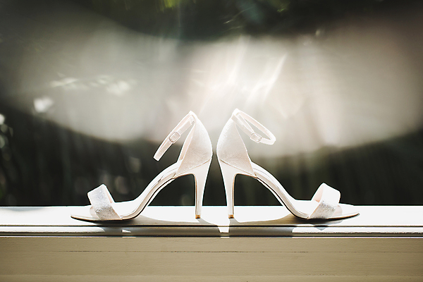 포토 JPG 해외이미지 응시 드레스 여자 행복 결혼 백그라운드 신발 꽃무늬 넥타이 관리 사랑 사람없음 뷰티 희망 재킷 터치 벨트 흰색 축하 반지 업무 화려 고급 우아함 구슬 묘사 스타일 해외포토 레이스천 시선 잡화 옷 꽃 감정 컬러 컨셉 무늬 장신구 사람 이벤트 외투 직물 작업 파일형식 이미지허브