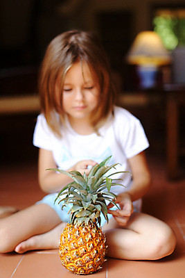 포토 JPG 해외이미지 백인 여자 행복 유럽 어린이 거실 의자 과일 휴식 바닥 주택 실내 한명 사람 앉기 내부 목재 갈색 방 흰색 편안함 파인애플 만족 보유 해외포토 서양인 나무 1 감정 나라 컬러 가구 컨셉 재료 모션 건물 감각 열대과일 파일형식 이미지허브