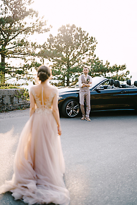 포토 JPG 해외이미지 전신 서양인 여자 남자 웨딩드레스 결혼식 사랑 정장 성인 야외 두명 앞모습 뒷모습 팔짱 오픈카 신랑신부 성인만 웨딩촬영 해외포토 외국인 드레스 옷 감정 신부_웨딩 뷰포인트 신랑 결혼 모션 승용차 사람 기념사진 파일형식 이미지허브
