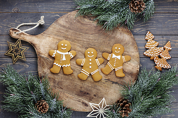 포토 JPG 해외이미지 잎 크리스마스 크리스마스용품 실내 사람없음 하이앵글 솔방울 나무도마 진저맨 크리스마스트리모양쿠키 진저쿠키 나무배경 해외포토 식물 기념일 뷰포인트 백그라운드 도마 내부 목재 쿠키 용품 파일형식 이미지허브
