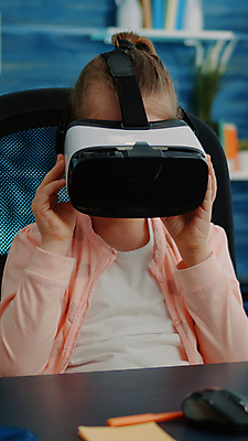 포토 JPG 해외이미지 여자 어린이 한명 앉기 상반신 앞모습 학습 잡기 스마트 하이테크 착용 웨어러블 가상현실 소녀한명만 오큘러스 VR기기 해외포토 1 교육 뷰포인트 컨셉 모션 기술 사람 기계 여자한명만 소녀만 파일형식 이미지허브