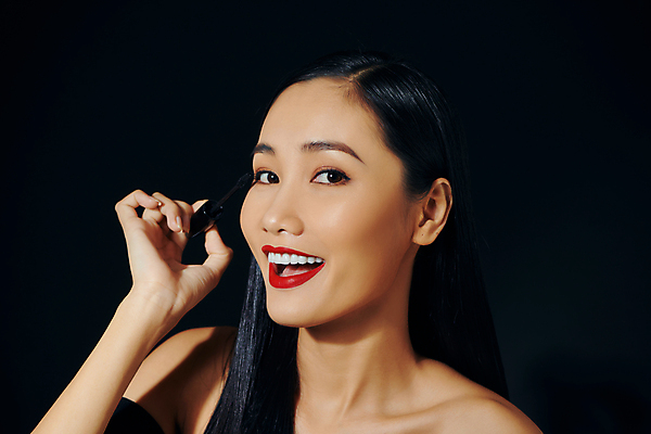 포토 JPG 해외이미지 여자 실내 한명 들기 동양인 상반신 성인 앞모습 화장 뷰티 검은색 마스카라 성인여자한명만 해외포토 1 뷰포인트 컬러 모션 사람 인종 내부 화장품 여자한명만 성인여자만 파일형식 이미지허브