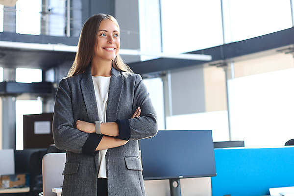 포토 JPG 해외이미지 백인 라이프스타일 응시 여자 커피 음료 비즈니스 청소년 실내 한명 서기 미소 사람 컵 사무실 팔짱 작업 작업장 우아함 차 전문직 바쁨 조절 여자한명만 해외포토 서양인 직업 1 식기 시선 산업 컨셉 모션 표정 내부 생활 여자만 파일형식 이미지허브
