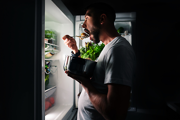 포토 JPG 해외이미지 1 라이프스타일 음식 다이어트 한명 사람 문 주방 식사 어둠 오픈 야간 먹기 기아 배고픔 검색 냉장고 문제 중독 해로움 해외포토 자연요소 컨셉 모션 건강 생활 가전제품 사회이슈 파일형식 이미지허브