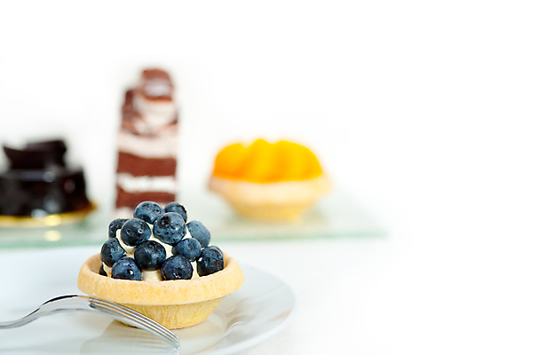 포토 JPG 해외이미지 디저트 실내 사람없음 아웃포커스 흰배경 블루베리 과일타르트 타르트 해외포토 음식 빵 백그라운드 과일 촬영기법 내부 흰색 파이_빵 파일형식 이미지허브