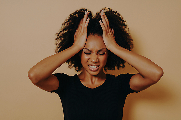 포토 JPG 해외이미지 여자 스트레스 한명 상반신 성인 앞모습 눈감음 고통 분노 짜증 찡그림 두통 부정적 성인여자한명만 해외포토 1 감정 뷰포인트 모션 표정 사람 질병 여자한명만 성인여자만 파일형식 이미지허브