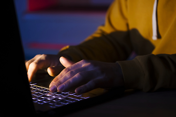 포토 JPG 해외이미지 손 남자 백그라운드 비즈니스 손가락 놀이 직장 실내 사람 사람없음 빨간색 파란색 노트북 빛 컴퓨터 디지털 스크린 자료 어둠 소리 음악가 터치 게임 타이핑 키보드 업무 야간 디자이너 읽기 온라인 뮤지컬 소셜 작곡가 키패드 프로그래머 프로그램 프로젝트 프리랜서 플레이어 해외포토 자연요소 직업 음악 컬러 회사 모션 내부 신체부위 전자제품 작업 파일형식 이미지허브