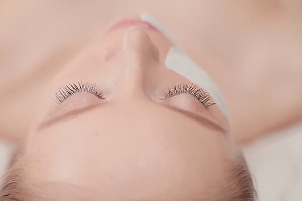 포토 JPG 해외이미지 여자 실내 한명 근접촬영 상반신 성인 앞모습 아웃포커스 뷰티 눈감음 피부관리 팩 성인여자한명만 해외포토 1 뷰포인트 모션 촬영기법 사람 내부 화장품 여자한명만 성인여자만 파일형식 이미지허브