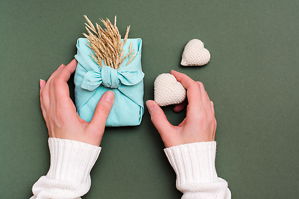 포토 JPG 해외이미지 전통 라이프스타일 손 디자인 계절 문화 컨셉 패턴 휴가 건조 발렌타인데이 선물 사랑 동양인 사람없음 장식 초록색 상자 환경 일본 재활용 덮개 하트 축하 직물 생일 뜨개질 주기 에코 생태계 질감 내추럴 포장소품 스타일 카피스페이스 미니멀 해외포토 모양 기념일 감정 아시아 컬러 무늬 포장 모션 데이이벤트 인종 취미 생활 신체부위 공백 뚜껑 오브젝트 친환경 포장재료 파일형식 이미지허브