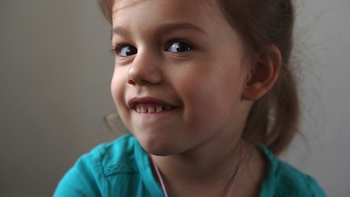 포토 JPG 해외이미지 1 라이프스타일 여자 행복 얼굴 어린이 백그라운드 비즈니스 가족 한명 사람 사무실 태양 유행 표현 자신감 해외포토 자연요소 감정 관계 생활 신체부위 파일형식 이미지허브