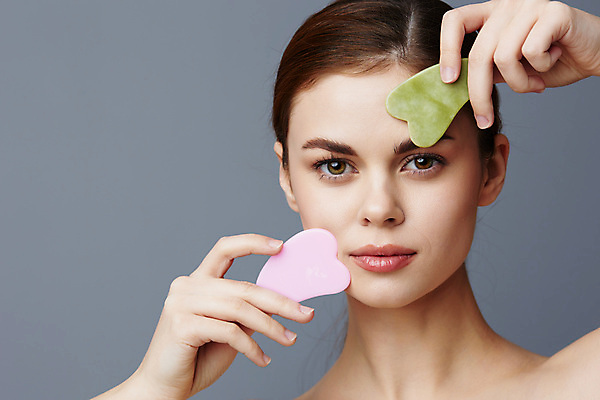 포토 JPG 해외이미지 응시 여자 얼굴 실내 한명 미소 들기 상반신 성인 앞모습 뷰티 스파 마사지 미용용품 피부관리 성인여자한명만 괄사 해외포토 1 시선 뷰포인트 모션 표정 사람 내부 신체부위 오브젝트 여자한명만 성인여자만 파일형식 이미지허브