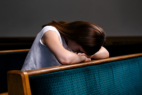 포토 JPG 해외이미지 여자 엎드리기 한명 상반신 성인 옆모습 슬픔 좌절 성인여자한명만 해외포토 1 감정 뷰포인트 컨셉 모션 사람 여자한명만 성인여자만 파일형식 이미지허브