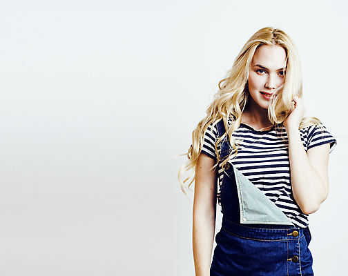 포토 JPG 해외이미지 백인 모델 라이프스타일 여자 행복 감정 안경 분홍색 포즈 백그라운드 컨셉 한명 사람 친구 뷰티 유행 우정 흰색 시원함 고립 진짜 힙스터 해외포토 서양인 1 잡화 패션 컬러 관계 생활 파일형식 이미지허브