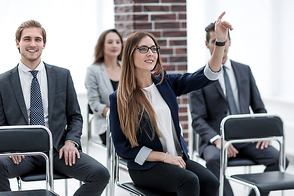 포토 JPG 해외이미지 직업 1 라이프스타일 응시 여자 행복 백그라운드 의자 비즈니스 성공 미소 사람 앉기 여러명 성인 가로 노트북 컴퓨터 사무실 뷰티 우주 방 흰색 업무 비즈니스우먼 자신감 책상 싱글 경영자 길이 경영 정중 혼자 해외포토 시선 감정 컬러 가구 다수 컨셉 모션 표정 생활 전자제품 작업 직장인 리더 파일형식 이미지허브