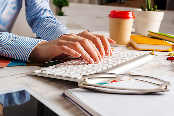 포토 JPG 해외이미지 손 안경 비즈니스 실내 신체부위 타이핑 키보드 업무 해외포토 잡화 사람 내부 작업 파일형식 이미지허브