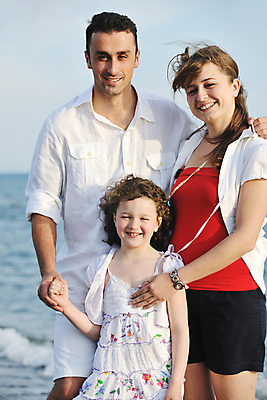 포토 JPG 해외이미지 주간 라이프스타일 여자 남자 딸 행복 어린이 모래 바다 여행 가족 하늘 엄마 휴가 사랑 웃음 사람 상반신 성인 야외 앞모습 세명 여행객 손잡기 기쁨 자녀 아빠 어깨에손 해외포토 자연요소 감정 뷰포인트 관계 모션 표정 생활 파일형식 이미지허브