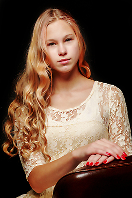 포토 JPG 해외이미지 백인 모델 1 학생 라이프스타일 응시 여자 행복 얼굴 어린이 백그라운드 한명 서기 사람 성인 10대 뷰티 유행 흰색 표현 신선 화려 피부 순수 싱글 내추럴 돌봄 혼자 해외포토 서양인 시선 감정 컬러 컨셉 모션 청소년 생활 신체부위 파일형식 이미지허브