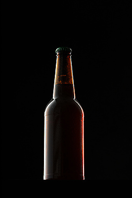 포토 JPG 해외이미지 검은배경 실내 사람없음 어둠 맥주병 한병 해외포토 1 백그라운드 술병 맥주 내부 검은색 병_담는 파일형식 이미지허브
