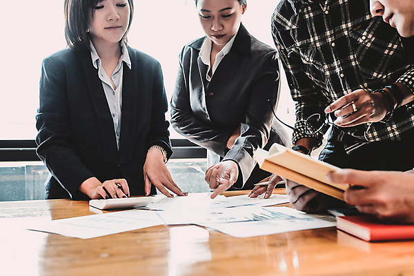 포토 JPG 해외이미지 직업 컨셉 상의 회사 비즈니스 CEO 성공 그래프 설계 사람 동양인 여러명 금융 경제 컴퓨터 사무실 비즈니스맨 결과 계획 상담원 토론 분석 보고서 컨설턴트 상담 문서 투자 회계 경영 계좌 리뷰 마케팅 예산 인턴 프로젝트 해외포토 옷 남자 다수 인종 전자제품 직장인 사무원 전문직 파일형식 이미지허브