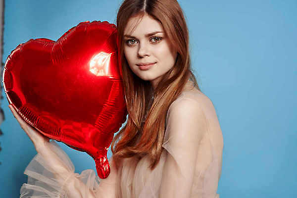 포토 JPG 해외이미지 응시 드레스 여자 한명 상반신 성인 옆모습 하트 잡기 파란배경 하트풍선 성인여자한명만 해외포토 모양 1 시선 옷 뷰포인트 백그라운드 모션 사람 파란색 풍선 여자한명만 성인여자만 파일형식 이미지허브