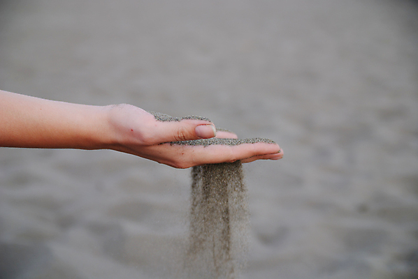 포토 JPG 해외이미지 주간 손 모래 야외 아웃포커스 신체부위 떨어짐 해외포토 자연요소 컨셉 촬영기법 사람 파일형식 이미지허브