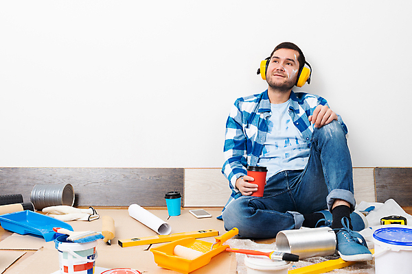 포토 JPG 해외이미지 전신 남자 한명 들기 앉기 성인 앞모습 컵 인테리어 헤드폰 페인트 올려보기 공구 페인트통 페인트붓 나무판자 페인팅도구 페인트롤러 셀프 리모델링 성인남자한명만 셀프인테리어 묻힘 해외포토 1 식기 디자인 뷰포인트 음향기기 모션 통 사람 목재 도구 붓 남자한명만 성인남자만 파일형식 이미지허브