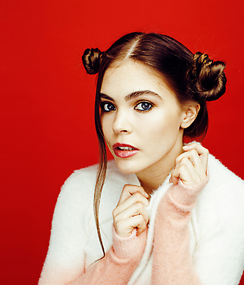 포토 JPG 해외이미지 백인 모델 라이프스타일 여자 행복 감정 얼굴 포즈 백그라운드 갈색머리 한명 사람 손짓 10대 빨간색 친구 스마트폰 금발 뷰티 유행 흰색 표현 도시 달콤 시원함 보여주기 진짜 스타일 힙스터 해외포토 서양인 1 헤어스타일 패션 컬러 관계 모션 청소년 생활 신체부위 핸드폰 스마트기기 맛 파일형식 이미지허브