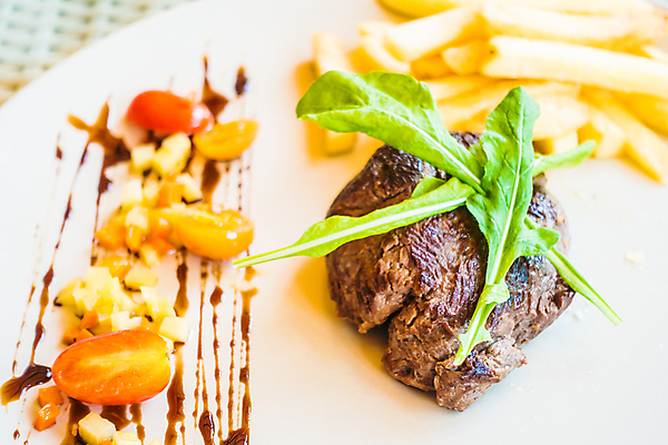 포토 JPG 해외이미지 음식 백그라운드 채소 육류 스테이크 요리 사람없음 목재 식사 저녁식사 소고기 흰색 소 닫기 그릴 바비큐 허브 메뉴 등심 맛있는 해외포토 나무 식물 컬러 식재료 재료 포유류 모션 주방용품 서양음식 파일형식 이미지허브