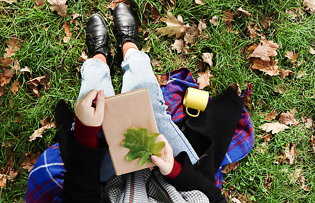 포토 JPG 해외이미지 1 학생 손 공원 여자 교육 백그라운드 컨셉 생각 벤치 학교 휴가 휴식 한명 사람 취미 야외 책 빨간색 여름 스터디 쌓기 우주 다이어리 가을 청바지 잡기 오픈 읽기 손목시계 교과서 무릎 위치 탐정 흥미 목업 몽환 해외포토 계절 공공시설 시계 컬러 의자 장신구 바지 모션 교재 신체부위 학습 사무용품 파일형식 이미지허브