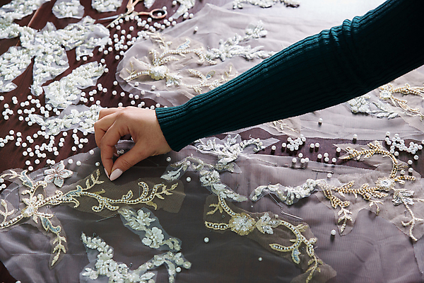 포토 JPG 해외이미지 손 디자인 드레스 옷 여자 결혼 백그라운드 목걸이 장신구 손가락 미술 취미 사람없음 장식 컬러풀 유행 장비 수확 직물 업무 바늘 실 바느질 천 땀 만들기 재단 재단사 골무 구슬장식 옛날 핸드메이드 해외포토 레이스천 직업 컬러 농업 모션 문화예술 사람 이벤트 신체부위 도구 작업 구슬 파일형식 이미지허브