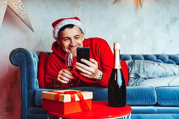 포토 JPG 해외이미지 남자 행복 컨셉 크리스마스 인터넷 통신 산타모자 청소년 유리 탁자 휴가 휴식 새해 실내 표정 선물 한명 취미 친구 스마트폰 핸드폰 활발 거품 방 축하 관찰 연결 편안함 샴페인 방송 온라인 거짓말 소셜미디어 생존 해외포토 모자_잡화 1 기념일 감정 가구 관계 모션 재질 주류 사람 내부 전자제품 스마트기기 감각 파일형식 이미지허브