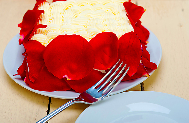 포토 JPG 해외이미지 접시 꽃잎 포크 사람없음 장미 케이크 달콤 생크림 나무배경 해외포토 식기 꽃 백그라운드 디저트 맛 크림 파일형식 이미지허브