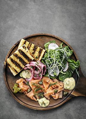 포토 JPG 해외이미지 접시 유럽 음식 쟁반 건강 스웨덴 어류 요리 사람없음 목재 세트 식당 샐러드 발표 연어 훈제 스칸디나비아 스타일 세련 해외포토 나무 식기 나라 재료 북유럽 상점 수중동물 파일형식 이미지허브