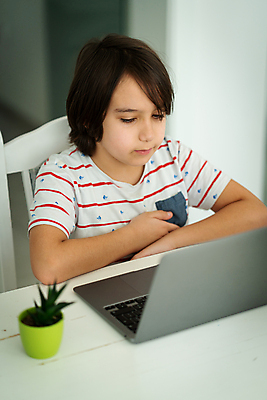 포토 JPG 해외이미지 학생 라이프스타일 교육 어린이 인터넷 교실 학교 수업 거리 주택 한명 미소 소년 노트북 스터디 컴퓨터 공책 흐름 무선전화기 부름 멀리 온라인 소셜 가상 해외포토 1 남자 컨셉 모션 문구용품 표정 사람 건물 생활 전자제품 학습 전화기 파일형식 이미지허브