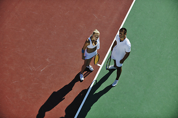 포토 JPG 해외이미지 주간 전신 여자 남자 그림자 서기 성인 야외 두명 옆모습 하이앵글 올려보기 테니스 테니스라켓 테니스장 테니스선수 테니스복 성인만 해외포토 자연요소 뷰포인트 스포츠시설 모션 운동선수 사람 운동복 구기 라켓 파일형식 이미지허브