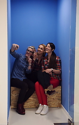 포토 JPG 해외이미지 전신 여자 벽 들기 앉기 성인 세명 노트북 스마트폰 태블릿 사무실 업무 비즈니스우먼 성인여자만 해외포토 비즈니스 모션 사람 전자제품 핸드폰 스마트기기 작업 직장인 여자만 성인만 파일형식 이미지허브