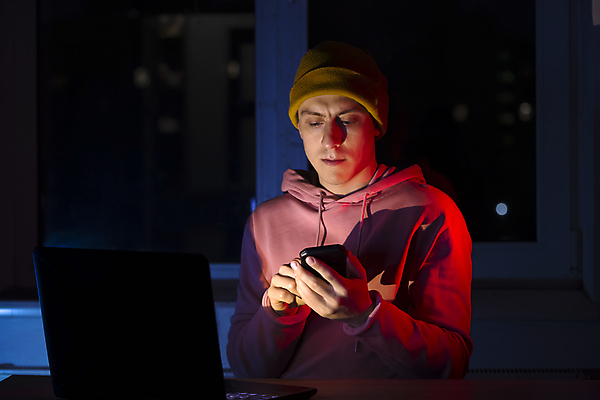 포토 JPG 해외이미지 백인 직업 학생 손 남자 백그라운드 상의 돈 인터넷 비즈니스 통신 창문 노동자 조명 스트레스 직장 대화 한명 사람 앉기 성인 금융 노트북 스마트폰 컴퓨터 사무실 어둠 업무 비즈니스맨 속임수 보호 야간 종업원 스마트 집중 책상 문제 야근 해킹 해커 지원 프로그래머 프리랜서 해외포토 자연요소 서양인 1 옷 가구 컨셉 회사 모션 말하기 신체부위 경제 전자제품 핸드폰 스마트기기 작업 직장인 범죄 재산 파일형식 이미지허브