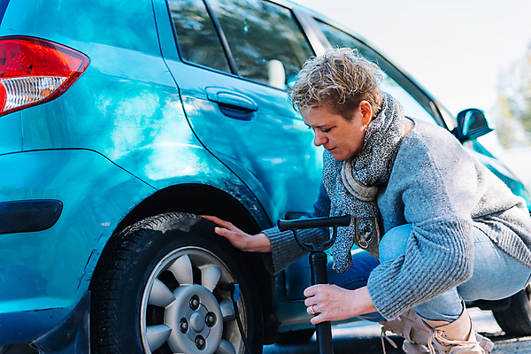 포토 JPG 해외이미지 백인 여자 도로 여행 백그라운드 2 교통시설 자동차 모바일 거리 스트레스 대화 한명 사람 성인 야외 여름 스마트폰 손상 긴급 도움 오픈 운전사 수리 사건 고장 서비스 문제 엔진 정비공 보험 모터 그만 길가 깨짐 자동 트러블 헬프 해외포토 서양인 직업 1 계절 길 육상교통 교통 컨셉 말하기 핸드폰 스마트기기 기술자 시설 파일형식 이미지허브